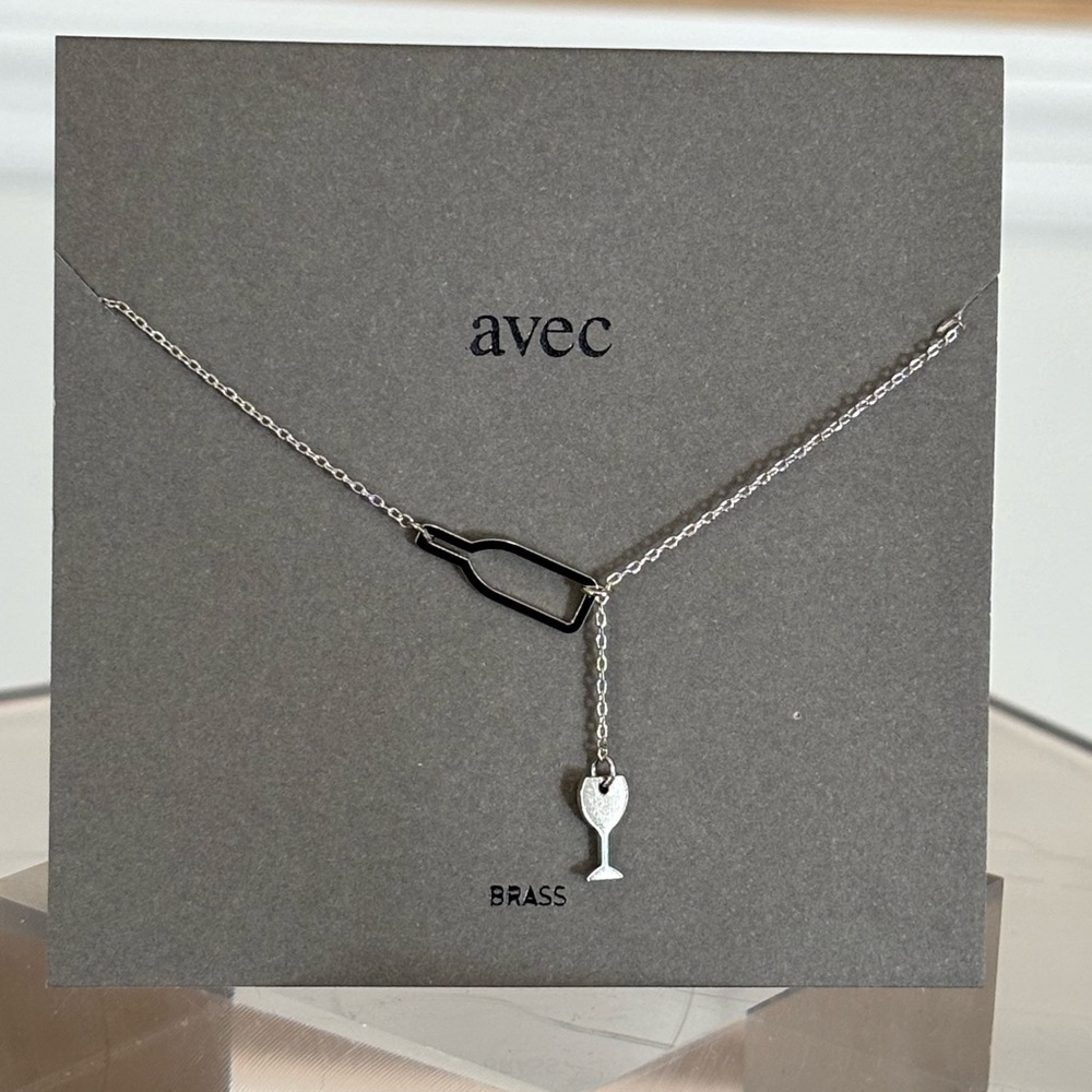 Adorable necklace for your favorite wine-lover.
NEVER WORN